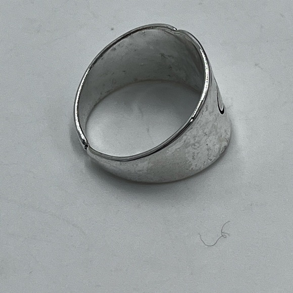 Sterling Silver With A Daisy Flower Ring
925 Sz 7.5 slightly adjustable - Picture 9 of 11